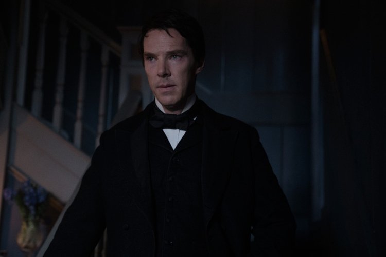 Benedict Cumberbatch nei panni di Thomas Edison